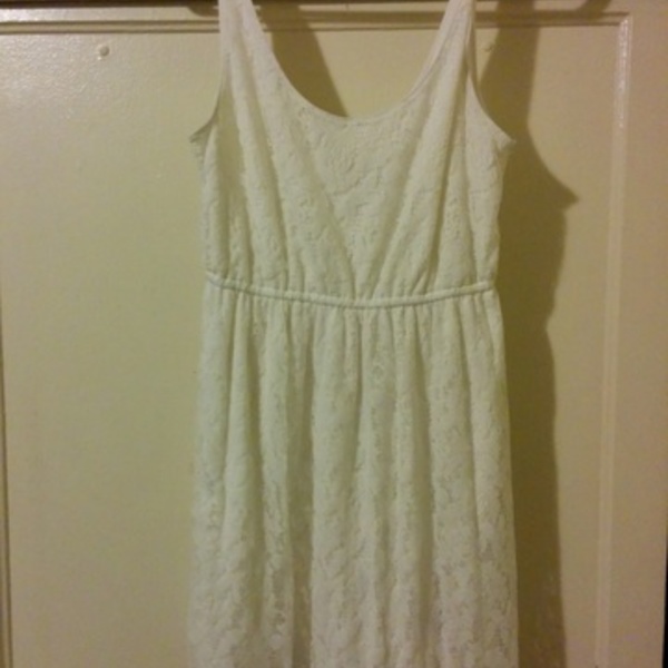 white lace dress is being swapped online for free