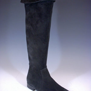 Tall blck boots is being swapped online for free