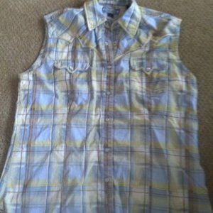 Sleevless western button up szL is being swapped online for free