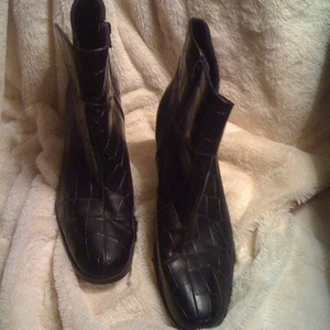 Black Boots! Cute! is being swapped online for free