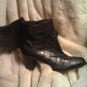 Black Boots! Cute! is being swapped online for free