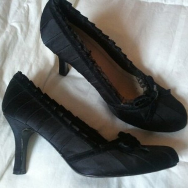 Beautiful Black Bedroom heels 7.5 is being swapped online for free