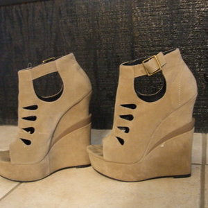 Wedged Booties is being swapped online for free