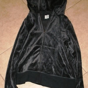H&M Hoodie M/L is being swapped online for free