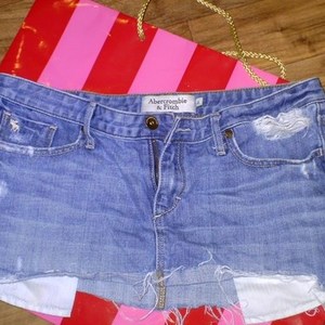 A&F short skirt is being swapped online for free