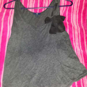 Gray tank top from gap with cute bow is being swapped online for free