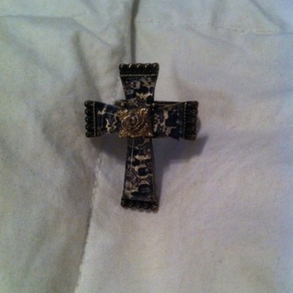 Betsey Johnson cross ring is being swapped online for free