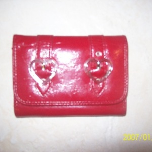 Red XOXO wallet is being swapped online for free