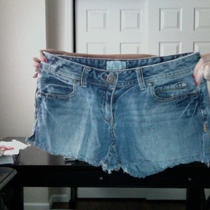 2 pairs of shorts is being swapped online for free