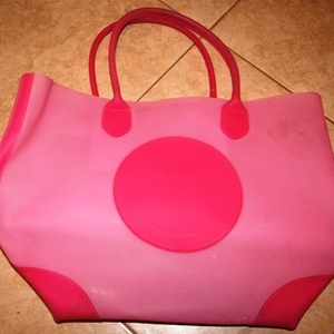 VS pink tote is being swapped online for free