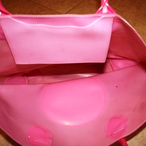VS pink tote is being swapped online for free