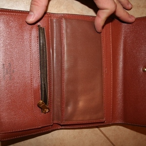 LV replica wallet  is being swapped online for free