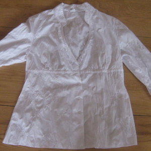 Pretty White Prairie Top small is being swapped online for free