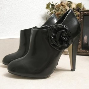 Black Patent Leather Heels w/ Rose Sz8 is being swapped online for free