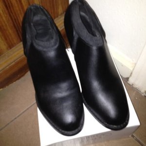 Black Booties is being swapped online for free