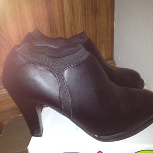 Black Booties is being swapped online for free