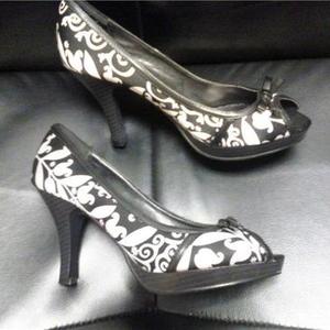 NIB Victorian Design Heels is being swapped online for free