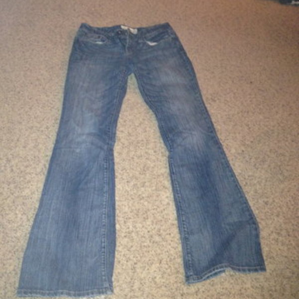 Maurices Jeans is being swapped online for free