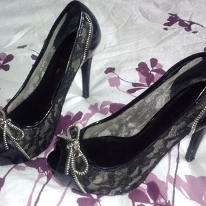 Guess Lacy Pumps Heels is being swapped online for free