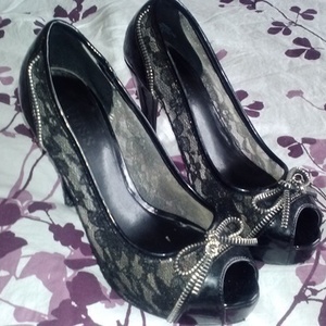 Guess Lacy Pumps Heels is being swapped online for free