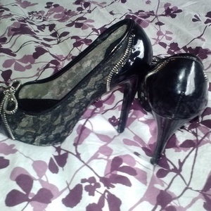 Guess Lacy Pumps Heels is being swapped online for free