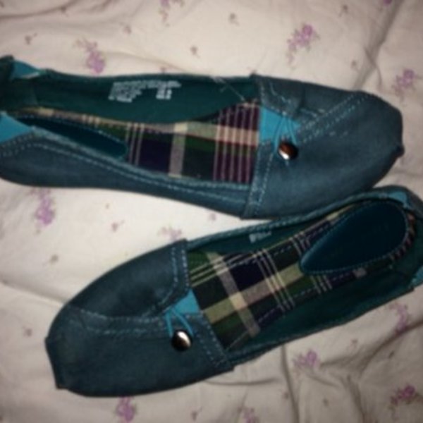 TOMS knockoff is being swapped online for free