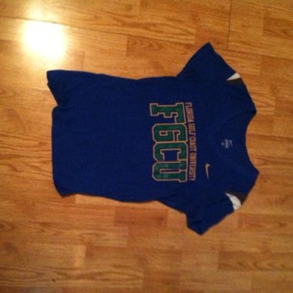 Blue Nike Tee Shirt is being swapped online for free