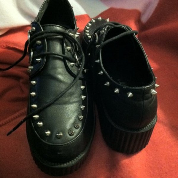 spiked creeper shoes is being swapped online for free