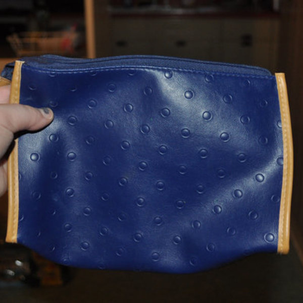 medium sized estee lauder makeup bag is being swapped online for free