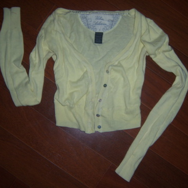 Small yellow short sweater is being swapped online for free