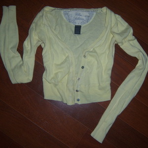 Small yellow short sweater is being swapped online for free