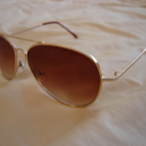 Like-new Aviators is being swapped online for free