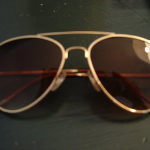 Like-new Aviators is being swapped online for free