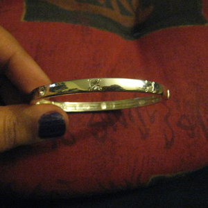 silver stretchy rhinestone bracelet is being swapped online for free