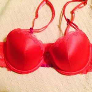 Jezebel Pink Bra 36B is being swapped online for free