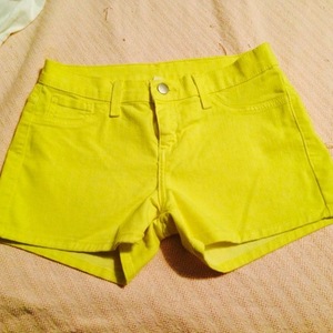 Bright yellow Shorts 0/2 (from Francescas) is being swapped online for free