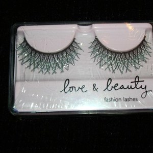 Brand new false eyelashes is being swapped online for free