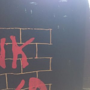 pink floyd 'the wall' tee is being swapped online for free