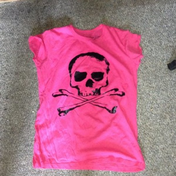 Pink skull t-shirt is being swapped online for free