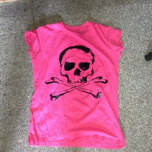 Pink skull t-shirt is being swapped online for free