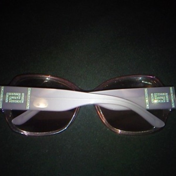 versace sunglasses is being swapped online for free