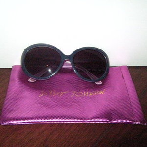 Betsey Johnson Sunglasses is being swapped online for free