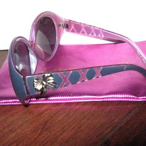 Betsey Johnson Sunglasses is being swapped online for free