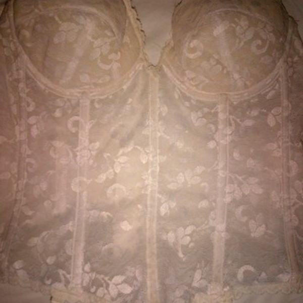 Lacey White Corset is being swapped online for free