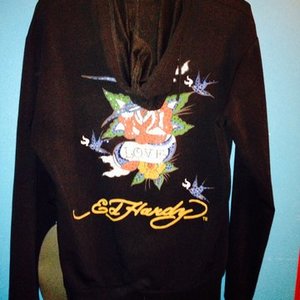 Ed hardy tracksuit top 10/12 uk m is being swapped online for free