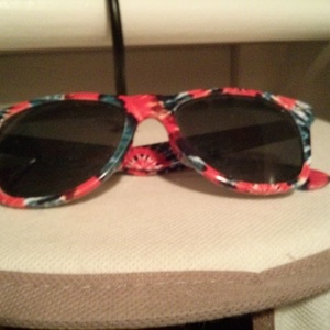 tiedye print tilly's sunglasses is being swapped online for free