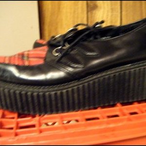 red plaid demonia creepers is being swapped online for free