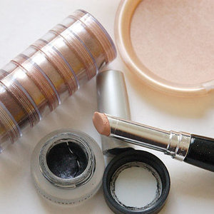 cosmetics lot bobbi brown, victoria's secret, lip plumper, maybelline, sally hansen is being swapped online for free