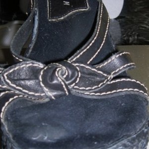 Black Wedges is being swapped online for free