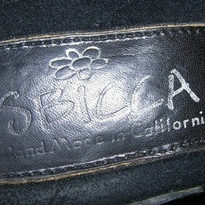 Black Wedges is being swapped online for free